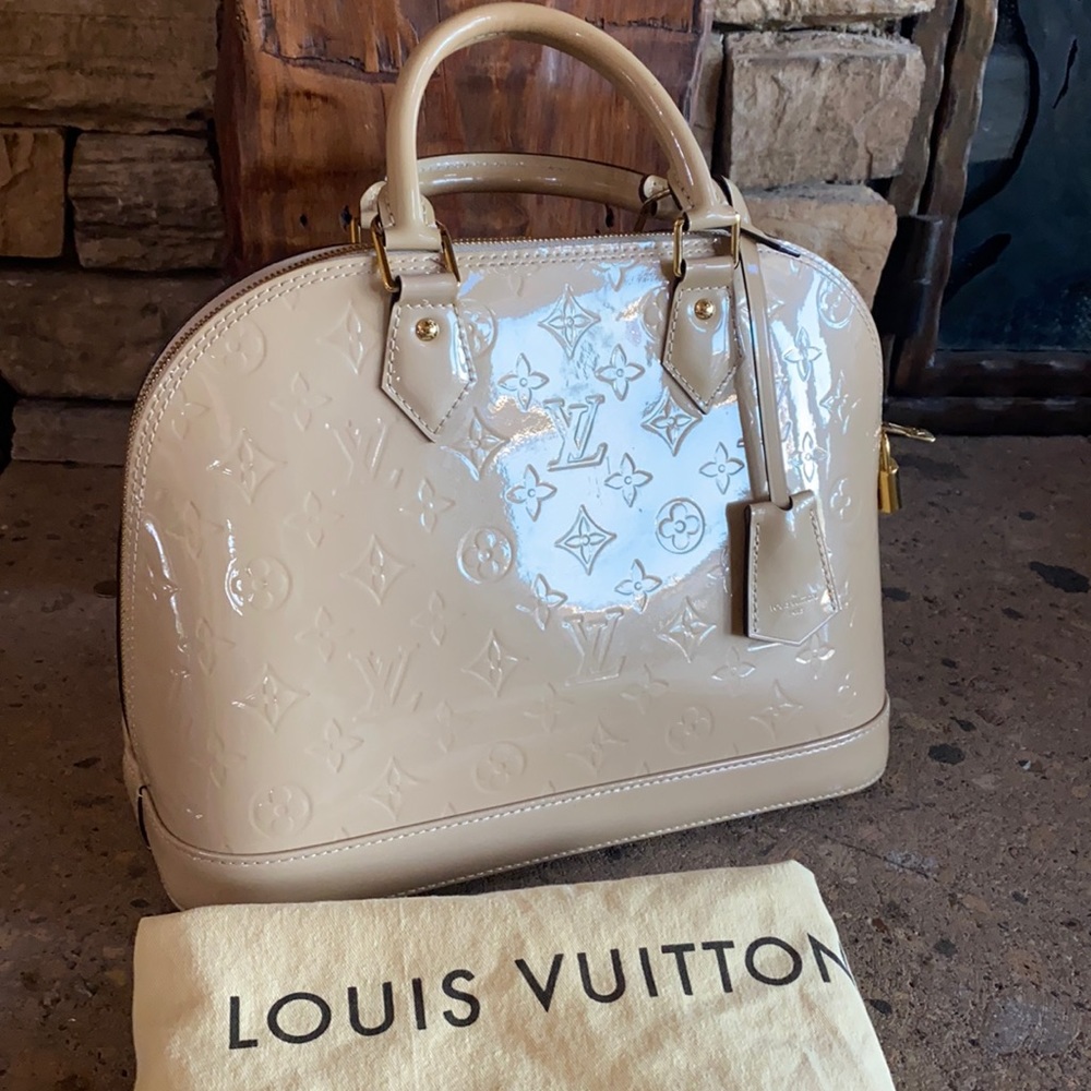 Auth. Louis Vuitton Alma PM Patent light beige